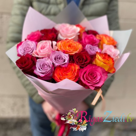 Букет из роз разных цветов длиной 50 см в декоративной бумаге