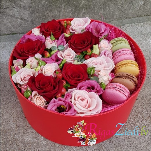 Roses, lisianthus and macarons in a gift box