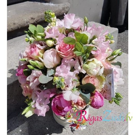 Ziedu kompozīcija kastītē ar lefkojām, rozēm un peonijām