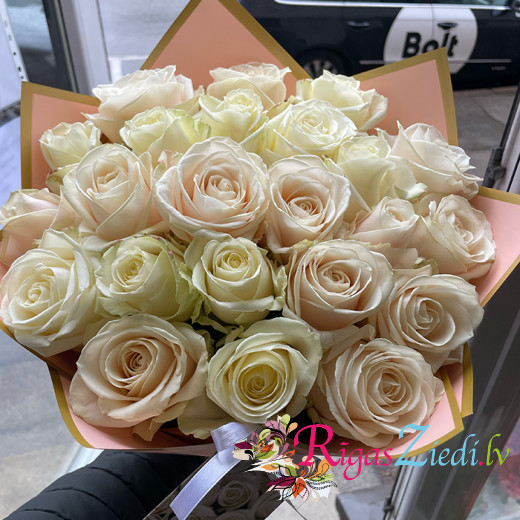 Mix of white and peach roses