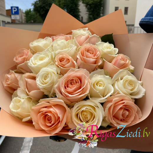 Mix of white and peach roses