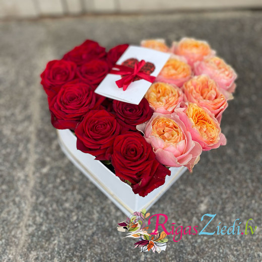 Пионовидные розы в коробке в форме сердца.