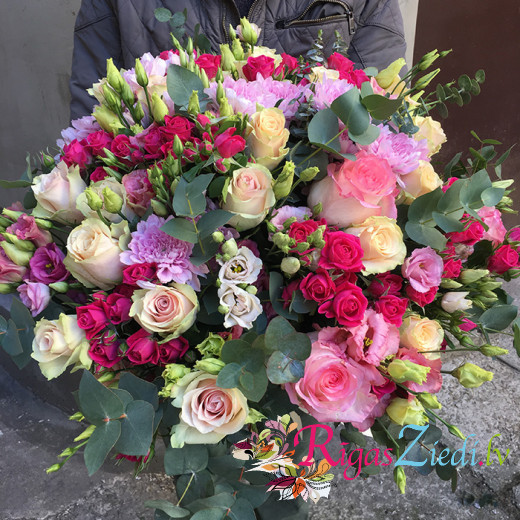 Rose and lisianthus bouqet