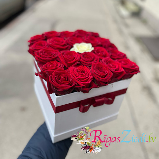 Красные розы в коробке