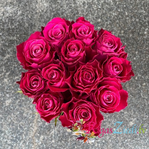 Dark pink roses in a round box