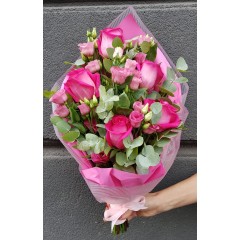 Букет из розовых роз, эустомы и эвкалиптом в декоративной упаковке