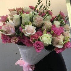  Bouquet of rose-lisianthus