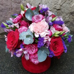 Flower arrangement in a velvet box