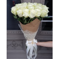 Baltu rožu pušķis dekoratīvā papīrā
