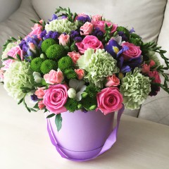 Hat box with natural, fresh flowers
