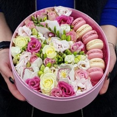 Flowers and macaroon cockies in a box