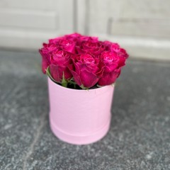 Tumši rozā rozes apaļā kastītē