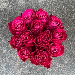Dark pink roses in a round box