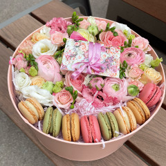 Цветы и печенья macaroons в коробке