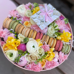 An exclusive flower box with coockies macaroons